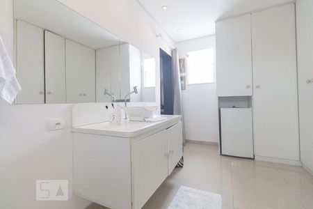 Casa à venda com 299m², 4 quartos e 6 vagasBanheiro do quarto 1