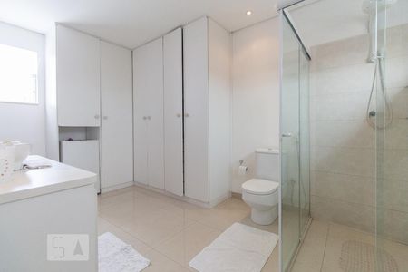 Casa à venda com 299m², 4 quartos e 6 vagasBanheiro do quarto 1
