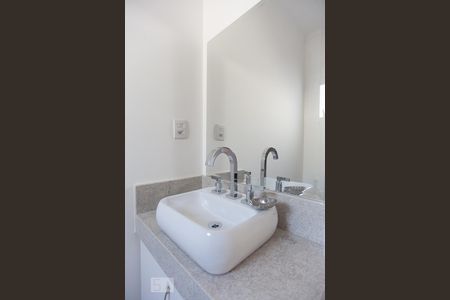 Casa à venda com 270m², 4 quartos e 8 vagasBanheiro da suíte 1