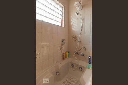 Casa à venda com 270m², 4 quartos e 8 vagasBanheiro da suíte 2