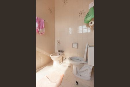 Casa à venda com 270m², 4 quartos e 8 vagasBanheiro da suíte 2