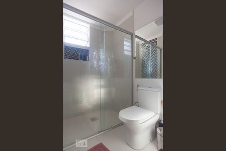 Casa à venda com 270m², 4 quartos e 8 vagasFundo - banheiro da suíte