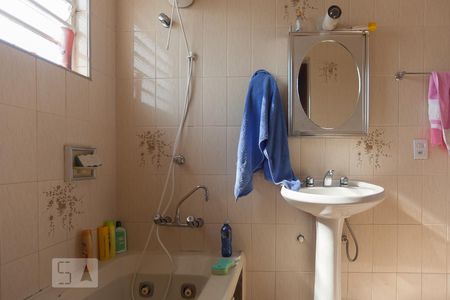 Casa à venda com 270m², 4 quartos e 8 vagasBanheiro da suíte 2