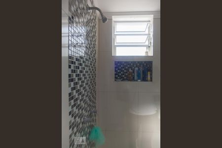 Casa à venda com 270m², 4 quartos e 8 vagasFundo - banheiro da suíte