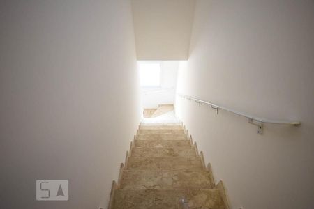 Escada de casa para alugar com 3 quartos, 250m² em Jardim Colombo, São Paulo