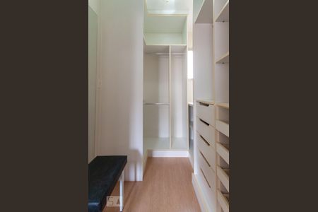 Apartamento à venda com 74m², 2 quartos e 1 vaga Apartamento à venda com 74m², 2 quartos e 1 vagaCloset Quarto 2 - Suíte