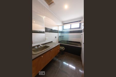 Apartamento à venda com 346m², 4 quartos e 4 vagasBanheiro da Suite 3