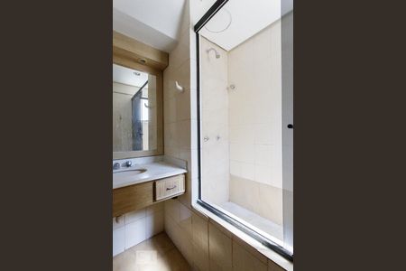 Banheiro de kitnet/studio para alugar com 1 quarto, 35m² em Floresta, Porto Alegre