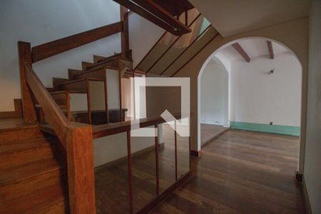 Casa de condomínio para alugar com 450m², 4 quartos e 2 vagas Casa de condomínio para alugar com 450m², 4 quartos e 2 vagasEscada