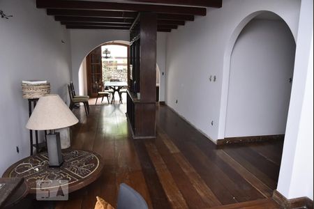 Sala de casa de condomínio para alugar com 4 quartos, 450m² em Pechincha, Rio de Janeiro