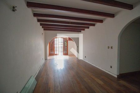 Sala de casa de condomínio para alugar com 4 quartos, 450m² em Pechincha, Rio de Janeiro