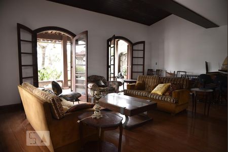 Sala de casa de condomínio para alugar com 4 quartos, 450m² em Pechincha, Rio de Janeiro