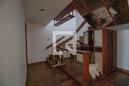 Casa de condomínio para alugar com 450m², 4 quartos e 2 vagas Casa de condomínio para alugar com 450m², 4 quartos e 2 vagasEscada