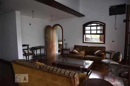 Sala de casa de condomínio para alugar com 4 quartos, 450m² em Pechincha, Rio de Janeiro