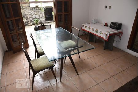 Sala de casa de condomínio para alugar com 4 quartos, 450m² em Pechincha, Rio de Janeiro