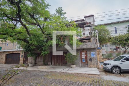 Casa de condomínio para alugar com 450m², 4 quartos e 2 vagas Casa de condomínio para alugar com 450m², 4 quartos e 2 vagasFachada