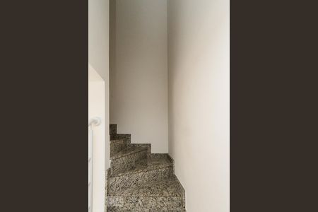 Escada de casa de condomínio para alugar com 2 quartos, 64m² em Vila Bela, São Paulo