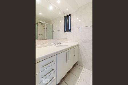 Apartamento para alugar com 266m², 4 quartos e 4 vagas Apartamento para alugar com 266m², 4 quartos e 4 vagasBanheiro da segunda suíte