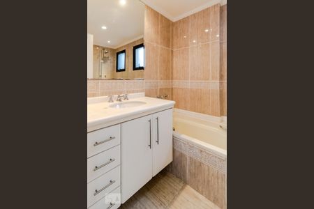 Apartamento para alugar com 266m², 4 quartos e 4 vagas Apartamento para alugar com 266m², 4 quartos e 4 vagasBanheiro da primeira suíte