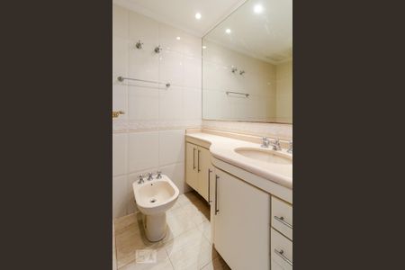 Apartamento para alugar com 266m², 4 quartos e 4 vagas Apartamento para alugar com 266m², 4 quartos e 4 vagasBanheiro da terceira suíte