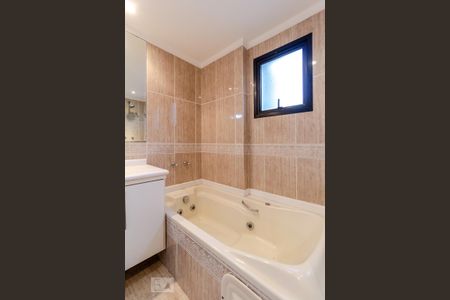Apartamento para alugar com 266m², 4 quartos e 4 vagas Apartamento para alugar com 266m², 4 quartos e 4 vagasBanheira da primeira suíte