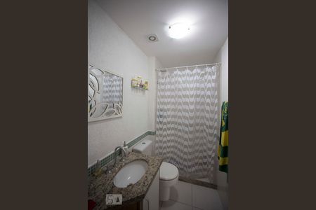 Banheiro de apartamento para alugar com 2 quartos, 57m² em Maceió, Niterói