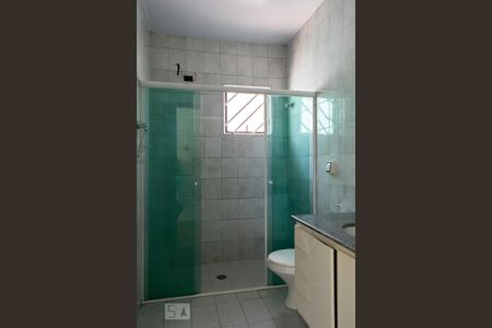 BANHEIRO de casa para alugar com 3 quartos, 120m² em Parque São Domingos, São Paulo