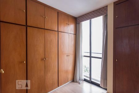 Apartamento à venda com 298m², 3 quartos e 3 vagas Apartamento à venda com 298m², 3 quartos e 3 vagasCloset da Suite