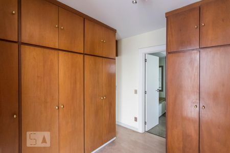 Apartamento à venda com 298m², 3 quartos e 3 vagas Apartamento à venda com 298m², 3 quartos e 3 vagasCloset da Suite