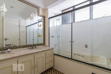 Apartamento à venda com 298m², 3 quartos e 3 vagas Apartamento à venda com 298m², 3 quartos e 3 vagasBanheiro da Suite