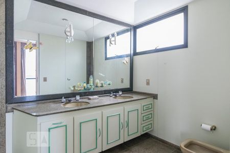 Apartamento à venda com 298m², 3 quartos e 3 vagas Apartamento à venda com 298m², 3 quartos e 3 vagasBanheiro da Suite