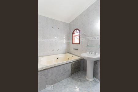 Casa à venda com 200m², 3 quartos e 3 vagasBanheiro da Suíte 01