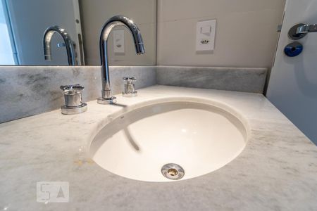 Apartamento para alugar com 67m², 2 quartos e 2 vagasDetalhe do Banheiro do Corredor