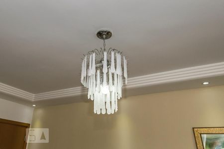 Sala - Detalhe do lustre de apartamento para alugar com 2 quartos, 50m² em Irajá, Rio de Janeiro