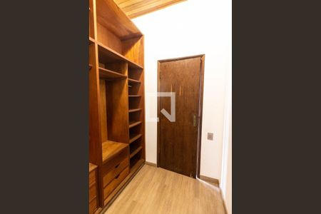 Casa à venda com 300m², 4 quartos e 3 vagasCloset