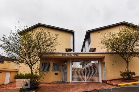 Casa de condomínio à venda com 138m², 3 quartos e 2 vagasFachada