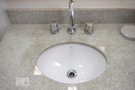 Banheiro de kitnet/studio para alugar com 1 quarto, 35m² em Santa Efigênia, São Paulo