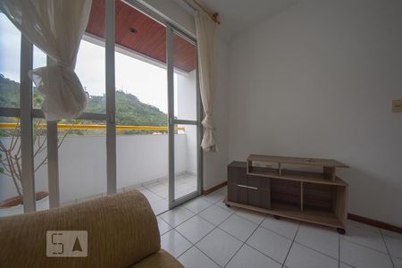 Sala de apartamento para alugar com 2 quartos, 75m² em Carvoeira, Florianópolis