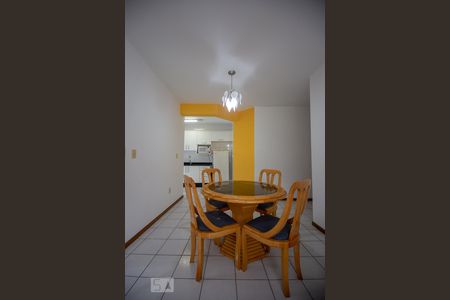 Sala de apartamento para alugar com 2 quartos, 75m² em Carvoeira, Florianópolis