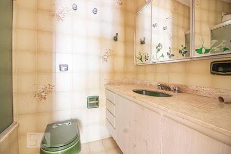 Casa à venda com 300m², 4 quartos e 4 vagas Casa à venda com 300m², 4 quartos e 4 vagasBanheiro da Suite