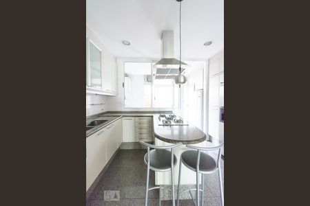 Casa de condomínio à venda com 433m², 4 quartos e 5 vagasCozinha