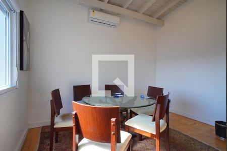 Casa à venda com 220m², 4 quartos e 3 vagasSuíte