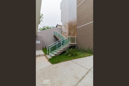 Casa de condomínio à venda com 84m², 2 quartos e 2 vagasEscada