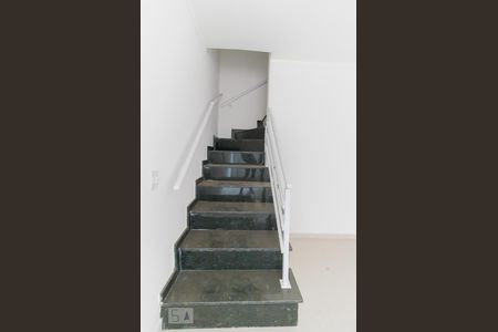 Casa de condomínio à venda com 84m², 2 quartos e 2 vagasEscada