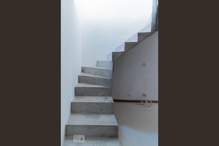 Escada de casa de condomínio para alugar com 2 quartos, 60m² em Vila Santana, São Paulo