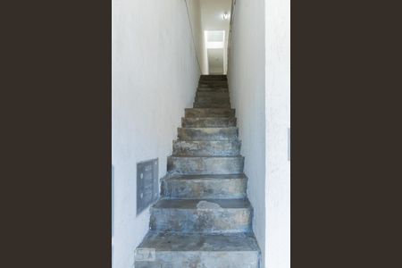 Casa de condomínio para alugar com 60m², 2 quartos e sem vaga Casa de condomínio para alugar com 60m², 2 quartos e sem vagaEscada