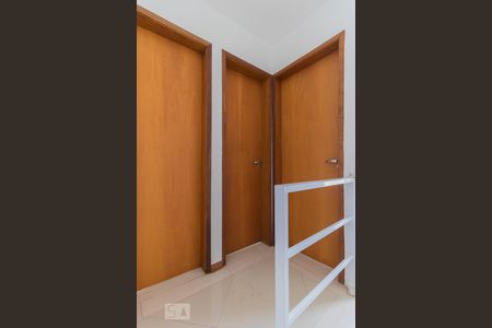 Corredor de casa de condomínio para alugar com 2 quartos, 60m² em Vila Santana, São Paulo