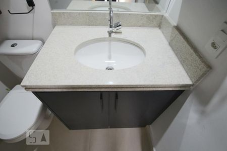 Banheiro de kitnet/studio para alugar com 1 quarto, 42m² em Centro, São Paulo