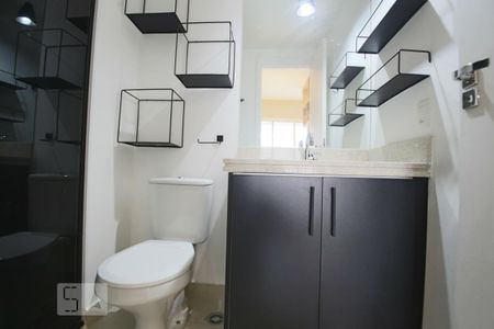 Banheiro de kitnet/studio para alugar com 1 quarto, 42m² em Centro, São Paulo