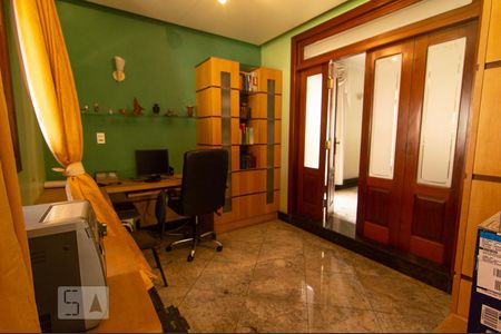 Casa à venda com 390m², 4 quartos e 4 vagasEscritório